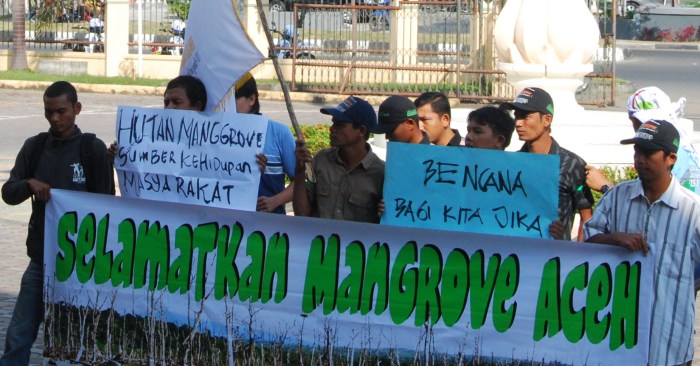 Aktivis KuALA sedang berunjukrasa di depan Gedung DPRA mendesak penanganan krisis pesisir Aceh, khususnya kasus perusakan Hutan Mangrove Aceh Tamiang (Foto: MaymoenDoank)